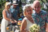 বিয়ের কথা ভুলেই গিয়েছিলেন স্বামী, ফের তার সঙ্গেই ঘর বাঁধলেন স্ত্রী