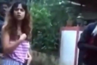 শরীরের পোশাক খোলার হুমকি তরুণীর, বেগতিক দেখে ফিরে গেল পুলিশ!