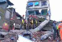 আচমকা ভেঙে পড়ল বহুতল ভবন