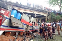 সেতুর রেলিং ভেঙে বেপরোয়া বাস খাদে, মারা গেলেন ৮ যাত্রী