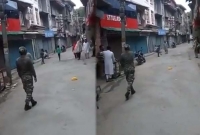 অবরুদ্ধ কাশ্মীরের রাস্তায় বাচ্চাদের সঙ্গে ক্রিকেট খেলছেন ভারতীয় সেনারা! 