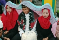 একসঙ্গে দুই প্রেমিকাকে নিয়ে বিয়ের পিঁড়িতে বসলেন এক যুবক