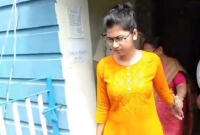 পুলিশের পোশাকে ডাকাতি করতে গিয়ে ধরা খেলেন তরুণী