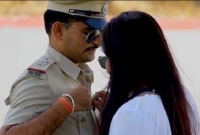 স্ত্রীর কাছ থেকে 'ঘুষ' নিয়ে বিপাকে পুলিশ কর্মকর্তা!