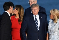 জাস্টিন ট্রুডুর সাথে এ কি করছেন মেলানিয়া ট্রাম্প! জি-৭ সামিটের সেই ছবি ভাইরাল!