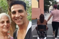 মাকে হুইলচেয়ারে বসিয়ে লন্ডনের রাস্তায় ঘুরতে বের হলেন অক্ষয় কুমার