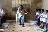 নেচে গেয়েই ক্লাসে বাচ্চাদের পড়ান অসাধারণ এই শিক্ষক