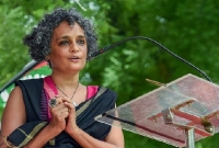 নাগরিকত্ব ইস্যুতে অরুন্ধতী রায় ‘গু'লি খাওয়ার জন্য মুসলমানরা জন্মাইনি’