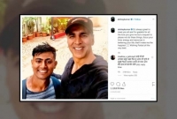 প্রিয় তারকাকে দেখার জন্য ৯০০ কি.মি হাঁটলেন যুবক!