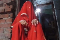 ধ'র্ষণ হওয়া থেকে নিজেকে বাঁচাতে ধ'র্ষককে কো'পালেন গৃহবধূ