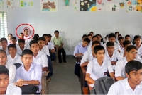 শিক্ষার্থী সেজে শ্রেণিকক্ষে ছদ্মবেশে স্কুল পরিদর্শনে ইউএনও