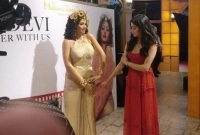 একটু সানিধ্য পেতে মায়ের মূর্তির আঙুলে যেন আঙুল রাখলেন জাহ্নবী