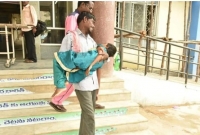 সাত বছরের মেয়ের মৃতদেহ কোলে নিয়েই হাঁটতে শুরু করলেন অসহায় বাবা!