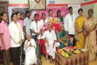 বিস্ময়কর বিশ্বরেকর্ড! ৭৪ বছর বয়সে মা হলেন, জন্ম দিলেন দুই ফুটফুটে কন্যার