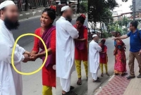 একদল মহিলা এসে মোবাইল-মানিব্যাগ যা পাচ্ছে নিয়ে যাচ্ছে!