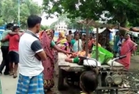 চলন্ত বাসে জানালা দিয়ে বমি করতে গিয়ে মহিলার শরীর থেকে ছিটকে গেল মাথা!