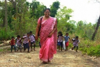 নৌকা চালিয়ে ঘন জঙ্গলের বিপদসঙ্কুল পাহাড়ি রাস্তায় দুই ঘণ্টা হেঁটে পড়াতে যান স্কুলশিক্ষিকা