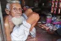 কারো কাছে হাত পাতেন না, শত বছর বয়সেও দোকানদারি করে সংসার চালান আবুল কাসেম