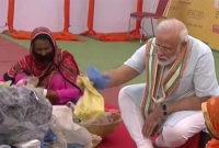 নিজ হাতে আবর্জনা থেকে প্লাস্টিক বাছাই করছে নরেন্দ্র মোদি!