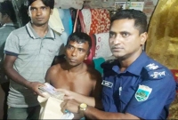 ৩ লাখ টাকা পেয়েও ফিরিয়ে দিলেন গরিব রিকশাচালক ৩ লাখ টাকা পেয়েও ফিরিয়ে দিলেন গরিব রিকশাচালক