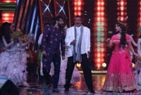 বয়স সত্তর ছুঁইছুঁই, তবুও নেচে মঞ্চ কাঁপালেন মিঠুন চক্রবর্তী