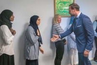 হাত বাড়িয়ে দিলেও প্রিন্সের সঙ্গে হাত মেলালেন না তিন মুসলিম নারী