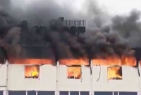 আগুনের শিখা এতই প্রকট যে দুর থেকে আগুন নেভাতে হচ্ছে, ৬ টির সঙ্গে যোগ দিল আরো ৯টি ইউনিট আগুনের শিখা এতই প্রকট যে দুর থেকে আগুন নেভাতে হচ্ছে, ৬ টির সঙ্গে যোগ দিল আরো ৯টি ইউনিট