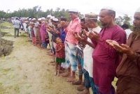 ভাঙন থেকে রক্ষা পেতে নদীর পাড়ে নামাজ আদায় ও বিশেষ মোনাজাত