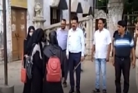 বোরকা পরে আসায় ছাত্রীদের কলেজে ঢুকতে দিল না কর্তৃপক্ষ