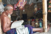 দোকানে ক্রেতা না থাকলেই কুরআন তেলাওয়াতে সময় কাটান ৯০ বছরের মতি