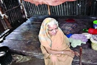 জমি লিখে নিয়ে ৯০ বছর বয়সী এই মা'কে গোয়ালঘরে থাকতে দিলেন সন্তানেরা!