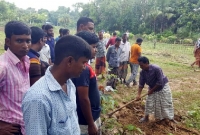দাফনের ১৬ দিন পর কবরের ওপর উঠে এলো নারীর লা'শ! দাফনের ১৬ দিন পর কবরের ওপর উঠে এলো নারীর লা'শ!