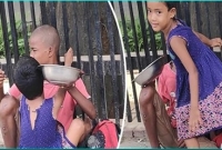  ২০ টাকা পেয়েই ছোট বোনের জন্য ভাত কিনতে দৌড়াল আকাশী