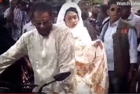 বাবার মোটরসাইকেলে চড়ে আদালতে মিন্নি