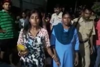 স্বামীর পরকীয়া প্রেমিকাকে ল্যাম্প পোস্টের সাথে বেঁধে পেটালেন স্ত্রী