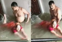 বন্যার পানিতে ঘরে স্ত্রীকে সাঁতার শেখাচ্ছেন স্বামী!