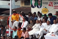 মহাসমাবেশ মঞ্চের এক কোণে আসরের নামাজ আদায় করলেন মির্জা ফখরুল