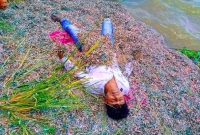 টাকার স্তূপ দেখে আত্মহারা যুবকের কাণ্ড মুহূর্তেই ভাইরাল