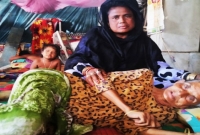 সিরাজগঞ্জে ঠিকানাহীন বৃদ্ধার দায়িত্ব নিলেন সুইপার সোনিয়া