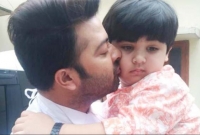 জন্মদিনে ছেলে আব্রামকে চুমু খেয়ে উড়াল দিলেন শাকিব খান