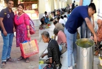 বিয়ের অনুষ্ঠান না করে ৩শ জন দুস্থ খাওয়ালেন এ দম্পতি