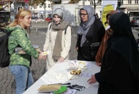 মুসলিমদের প্রতি ঘৃণা রুখতে ইউরোপে নারীদের ব্যতিক্রমী উদ্যোগ 