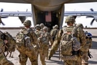 দুই হাত তুলে চিৎকার করে বলছে ‘যু'দ্ধে যাচ্ছি ভাই’