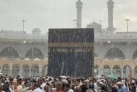 রহমতের বৃষ্টিতে ভিজে ‘কাবা শরিফ’ তাওয়াফ করছেন ওমরাহ পালনকারীরা