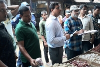 ম্যাজিস্ট্রেট আসার খবরে মুহূর্তের মধ্যেই ৩০ টাকা কমে গেল পেঁয়াজের দাম