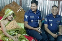 গোয়াল ঘরে দিন কাটানো সেই বৃদ্ধাকে নতুন ঘর বানিয়ে দিল পুলিশ