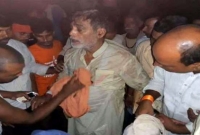 বন্যাদুর্গতদের পাশে না দাঁড়িয়ে ছবি তোলতে গিয়ে নৌকা উল্টে হাবুডুবু খেলেন এমপি