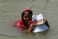 সাঁতার কেটে দুটি খাল পার হয়ে তবেই স্কুলে যায় গরিব ঘরের অদম্য শিক্ষার্থী তসলিমা