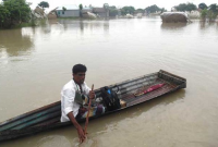  ডুঙ্গা নিয়ে বাড়ি বাড়ি গিয়ে চিকিৎসা দিচ্ছেন আওয়ামী লীগ নেতা