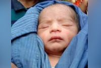  সড়কের পাশে পড়ে থাকা নবজাতকের পাহারায় তিন কুকুর!